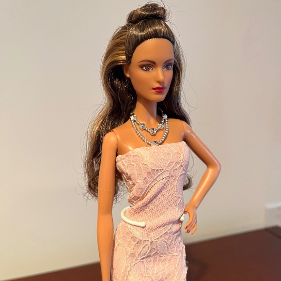 Barbie Doll 2017 Holiday Barbie, brunette - Picture 3 of 6